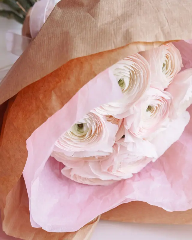 Buket bunga pink dibungkus kertas cokelat
