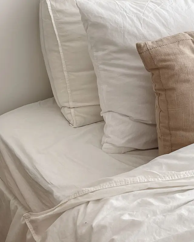 Kasur dengan sprei dan bantal putih