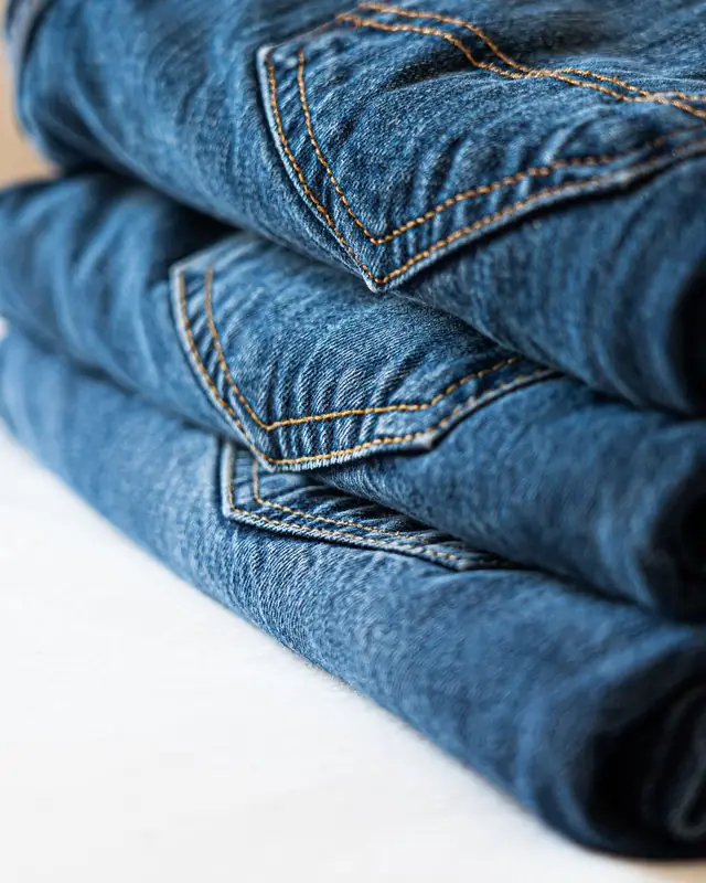 Tumpukan celana jeans terlipat