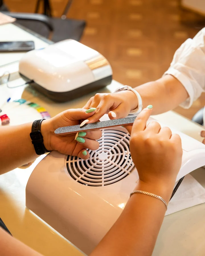 Proses manicure di meja salon kuku