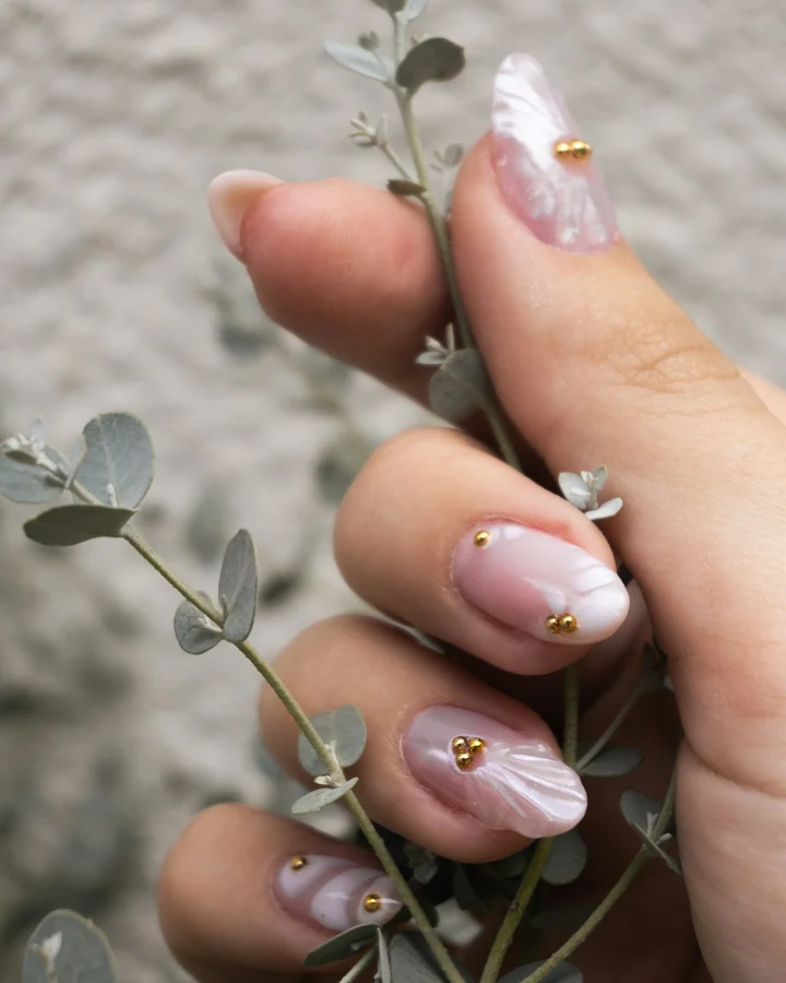 Kuku dengan nail art warna pastel dan aksen emas