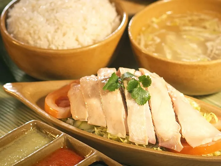 Hainanese chicken rice with sauces