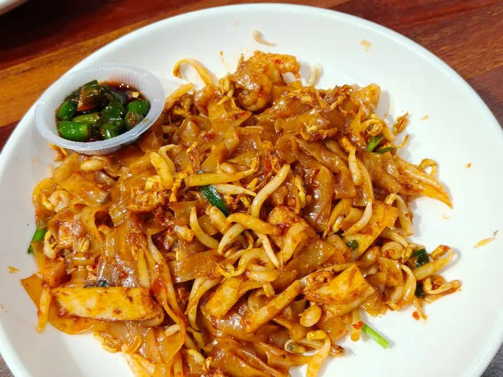 Char kuey teow on a plate